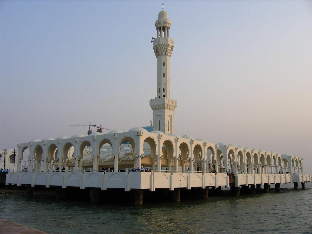 Джидда мекка расстояние. Мечеть в Джидде. Масджид Джидда город. Мечеть Рахман Джидда. Мечеть на воде в Джидде.